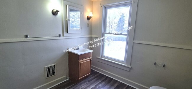 Building Photo - 1047 Beckford St