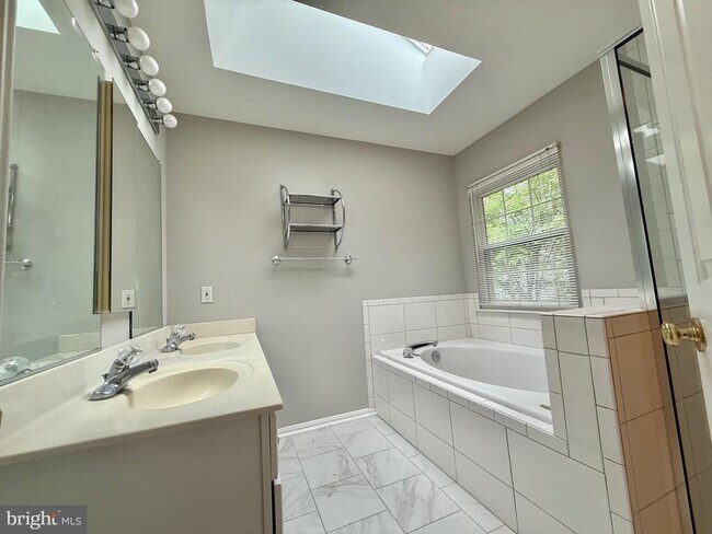 Building Photo - 8 Diamond Hill Ct
