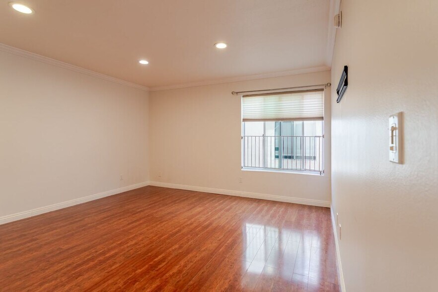 Building Photo - 14990 Victory Blvd