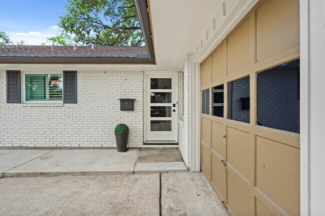 Building Photo - 5319 Saxon Dr