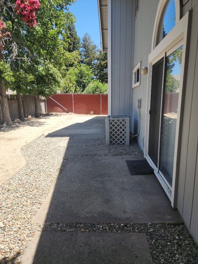 Building Photo - Antelope Single Story, - 3 bedroom, 2 bath - Separate Living Room, Family Room w/fireplace  Low M...