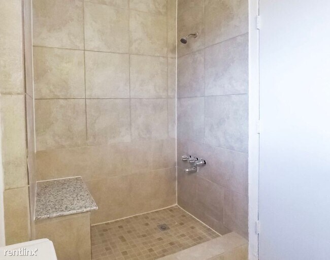 Building Photo - 2 br, 2 bath Townhome - 6603 Brittmoore Rd
