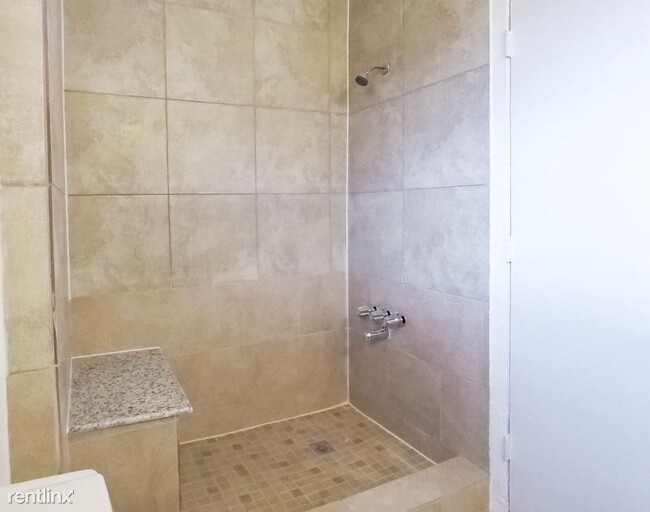 Building Photo - 2 br, 2 bath Townhome - 6609 Brittmoore Rd