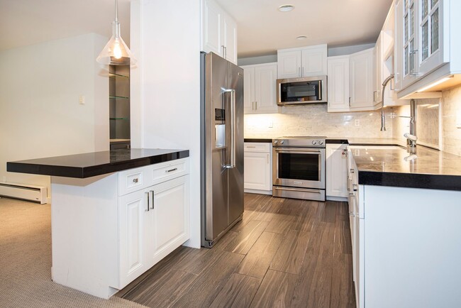 Building Photo - 2bed/2bath Condo in the Heart of Coast Village!