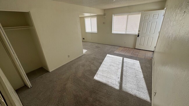 Building Photo - 2 bed, 1 Bath, 900 sqft with washer/dryer hookups and 1 car garage