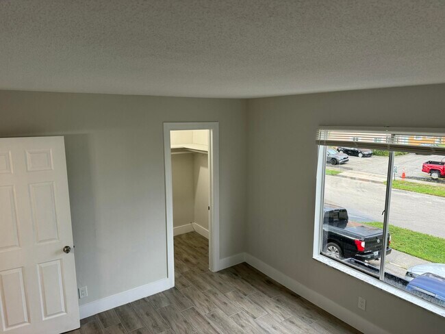 Building Photo - 1500 Crescent Cir