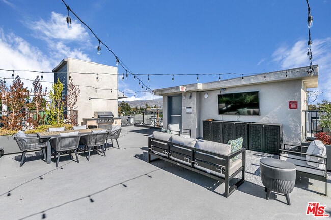 Building Photo - 10824 Blix St