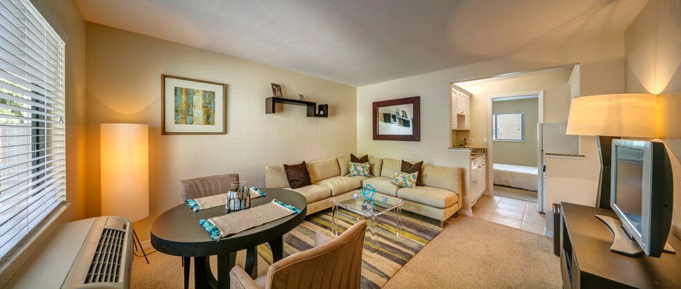 Building Photo - Naples 701