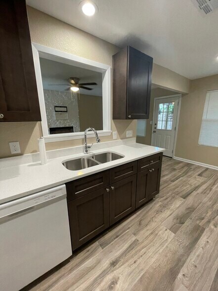 Building Photo - 412 Parkhill Cv