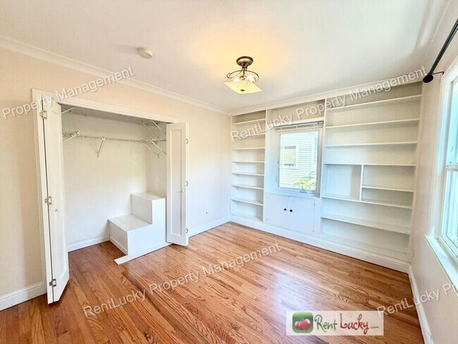 Building Photo - 2130 Montvale Pl W