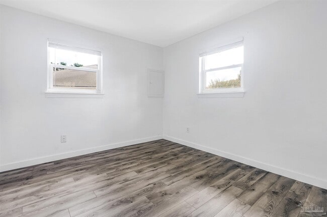 Building Photo - 22 Laurie Dr NE