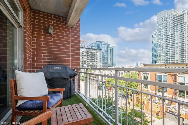 Building Photo - 657 W Fulton St