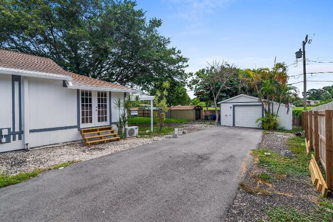 Building Photo - 710 S Pine St