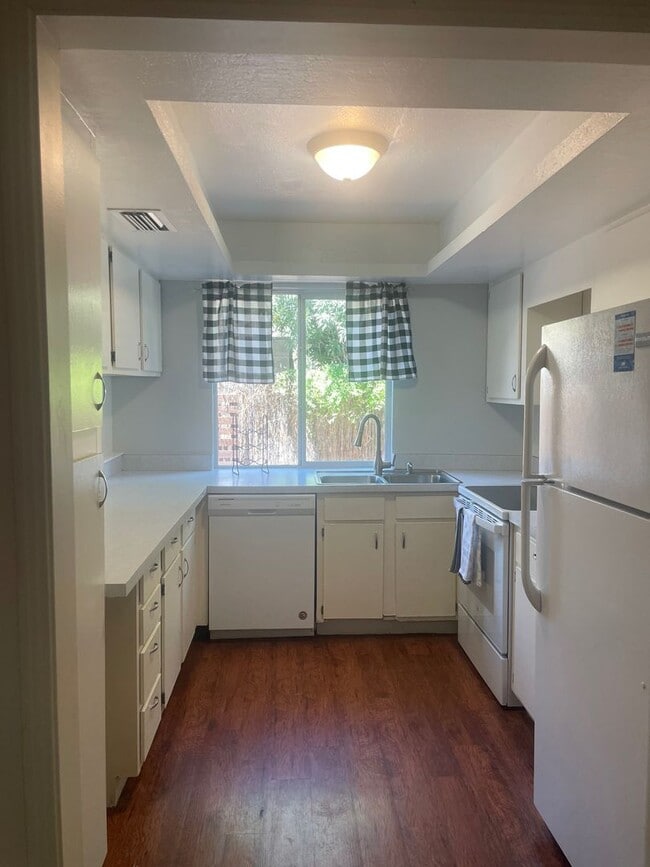 Building Photo - 3 Bed 2.5 Bath Pet-Friendly Retreat by The...