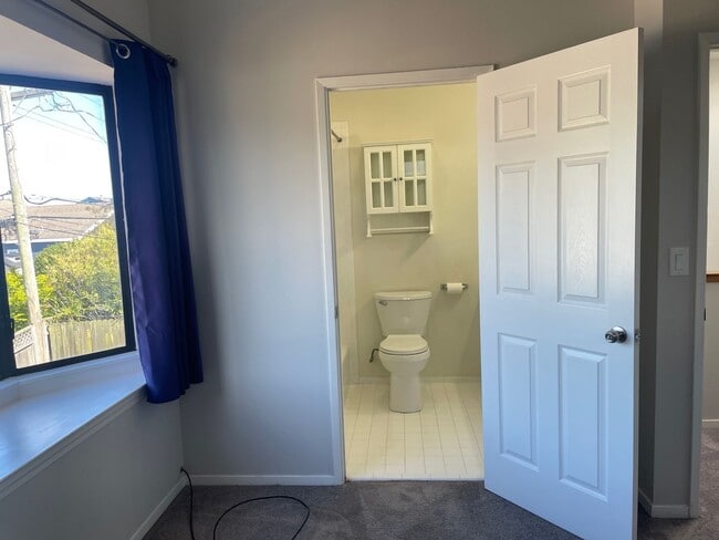 Building Photo - Welcome Home to 5 bedrooms 3 baths!