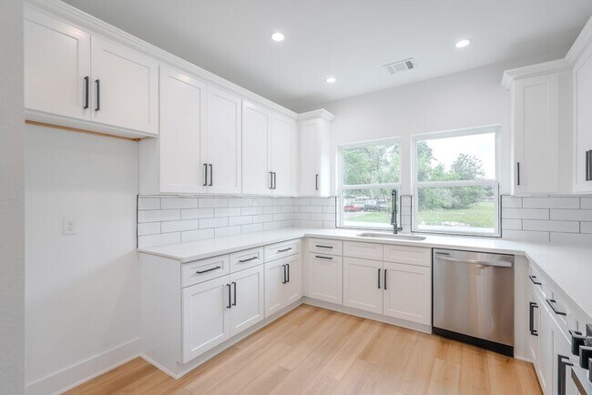 Building Photo - 7903 Sunnyhill St