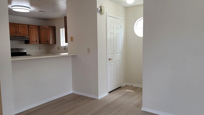 Building Photo - Gorgeous Fully Remodeled Condo