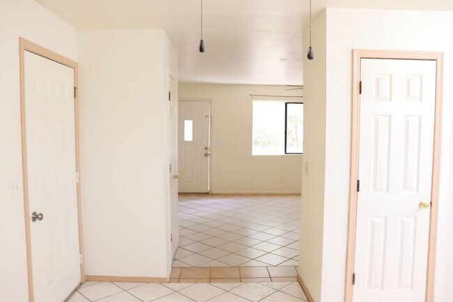 Building Photo - Large Backyard