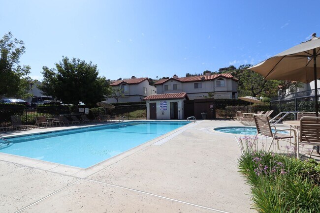 Building Photo - **24210 Sylvan Glen Rd #F Diamond Bar** 2 bedroom 2 bath Townhouse !!