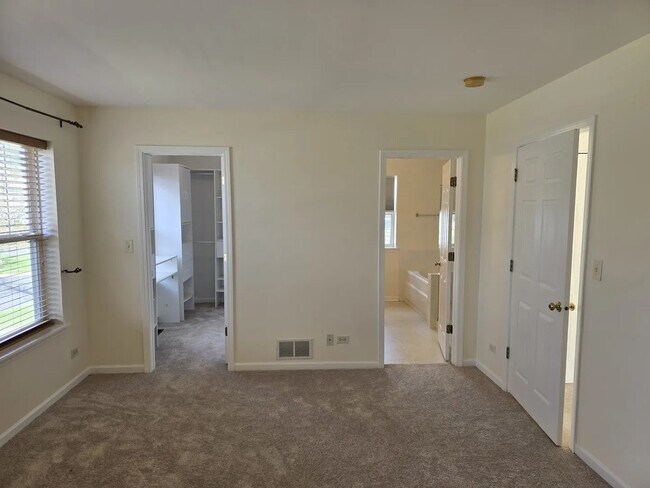Building Photo - 211 Valley View Dr