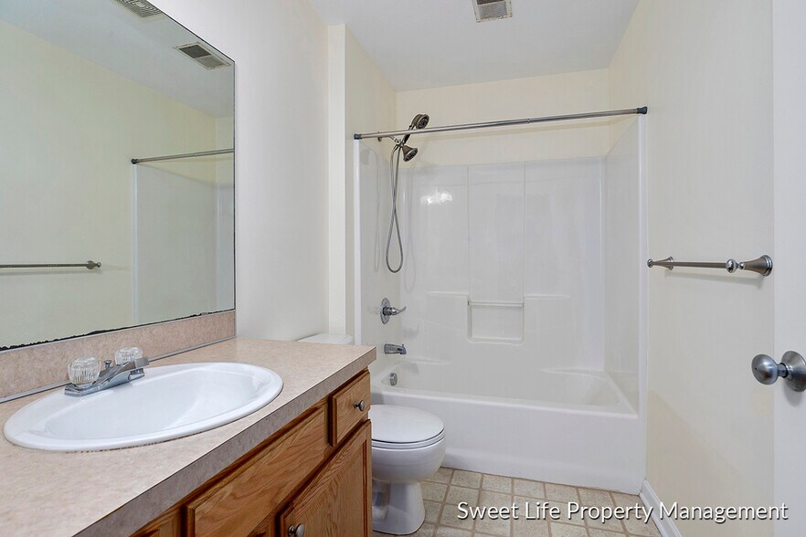 Building Photo - 3669 Kinnrow Ct NW