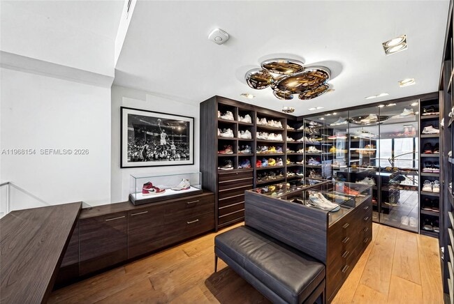 Building Photo - 601 NE 36th St