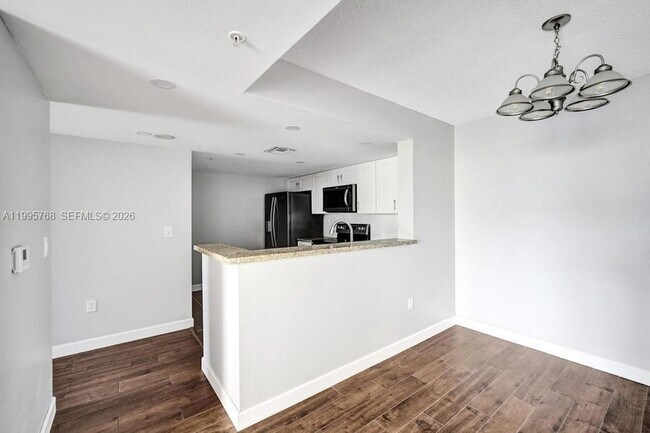 Building Photo - 520 SE 5 Ave