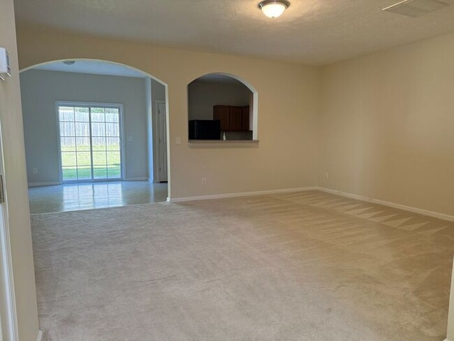 Building Photo - Brentwood - SPACIOUS 3 Bedroom Townhome in...