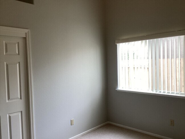 Building Photo - Just listed!