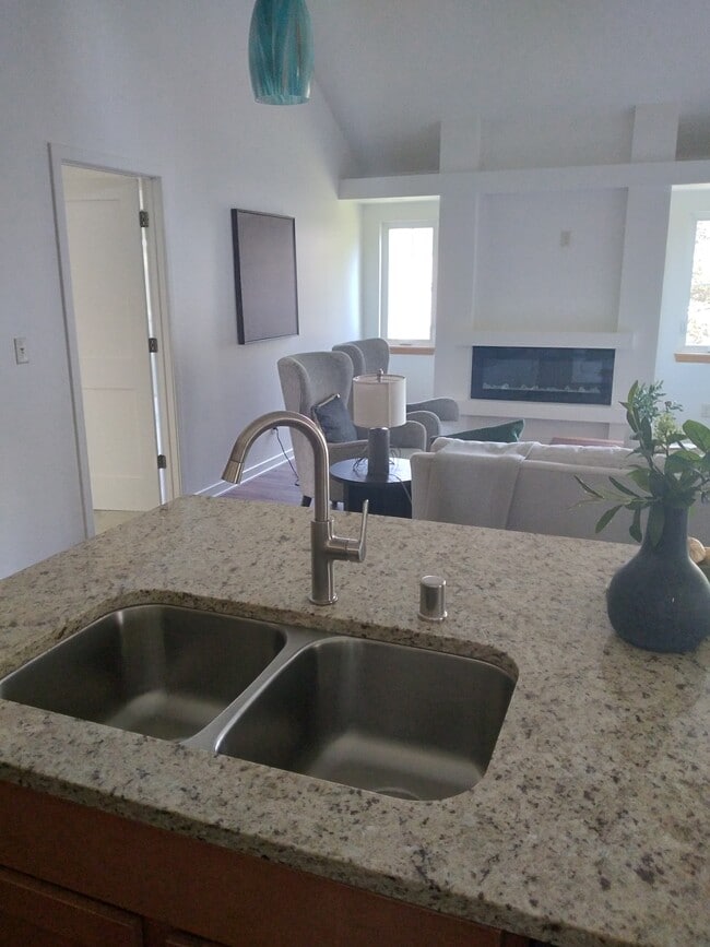 Building Photo - 2703 Pond Dr