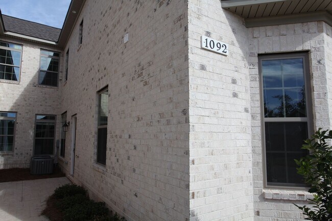 Building Photo - Townhome at Runningvine!