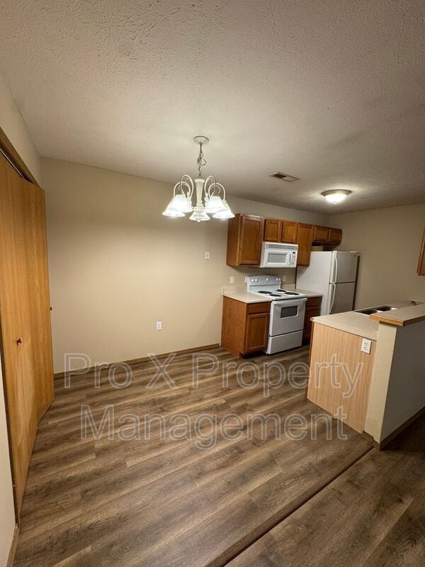 Building Photo - 2123 Southfork Dr