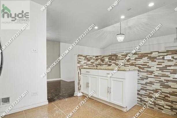 Building Photo - 524 E 89th Pl