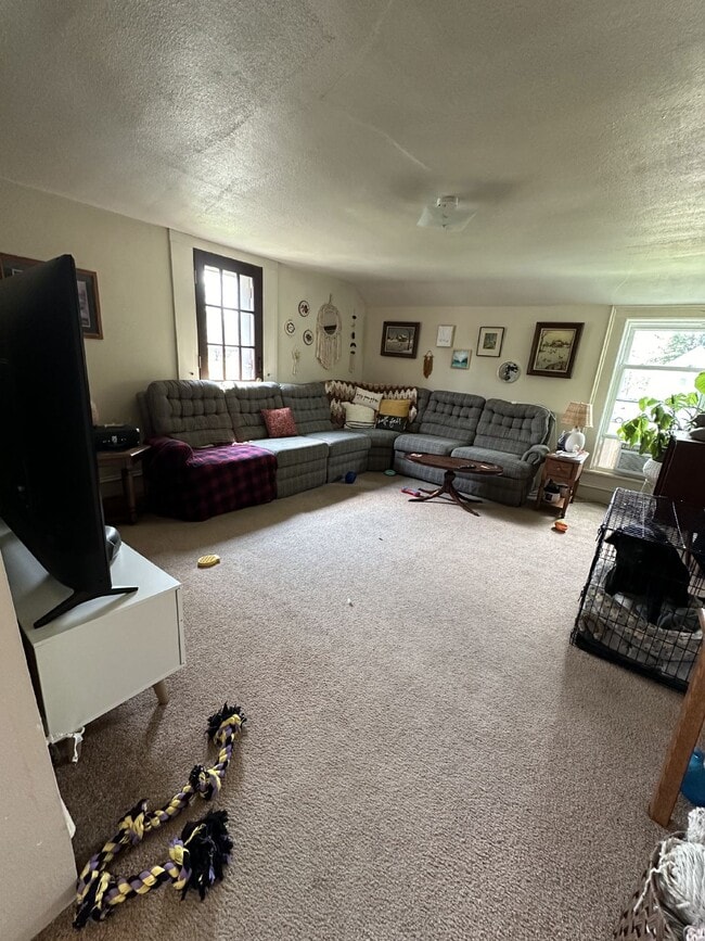 Building Photo - 3 Bed 1 Bath close to UWEC!
