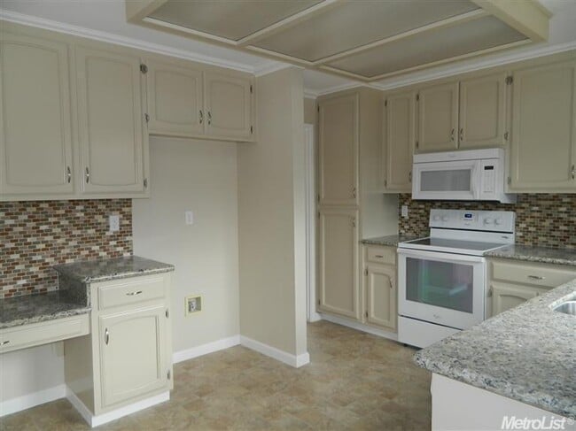 Building Photo - Huge 3 Bedroom 2.5 Bath Corner Lot Home fo...