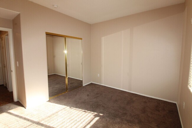 Building Photo - 2 Bedroom Condo Adjacent to Summerlin
