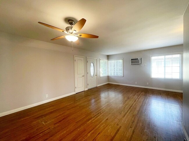 Building Photo - Beautiful Apartment in Small Duplex