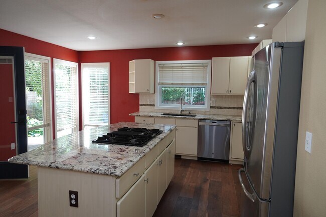 Building Photo - 1394 E Holly St