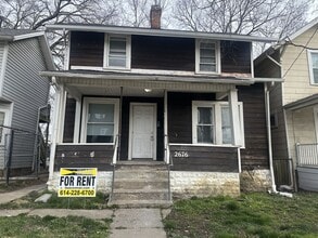 Building Photo - 3 Bedroom West Side House
