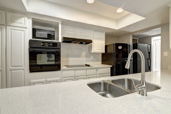 Building Photo - 5 Bed/3 Bath With Pool Backing the 60