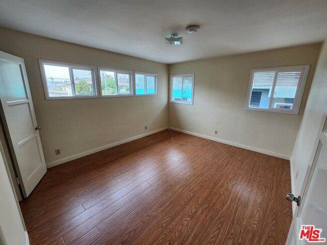 Building Photo - 5264 Cahuenga Blvd