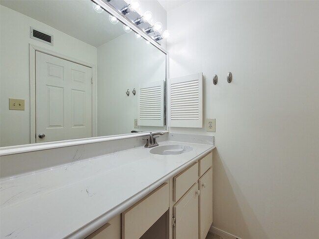 Building Photo - 5711 Sugar Hill Dr