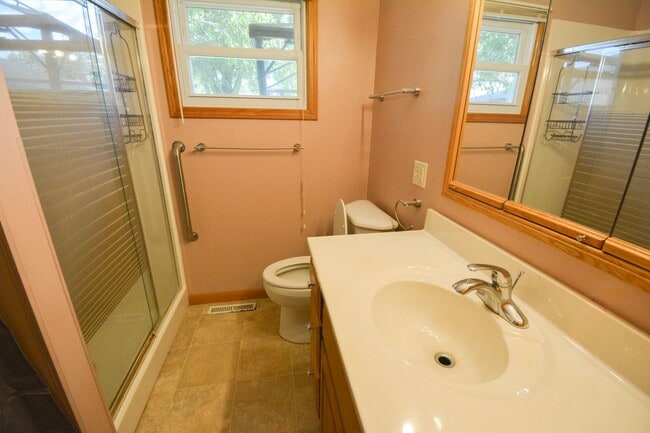 Building Photo - 4 Bed, 2 Bath Home for Rent – Great Locati...