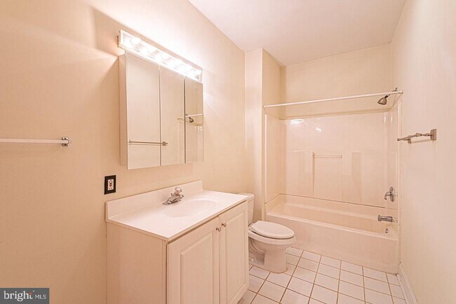 Building Photo - 415 S 19th St