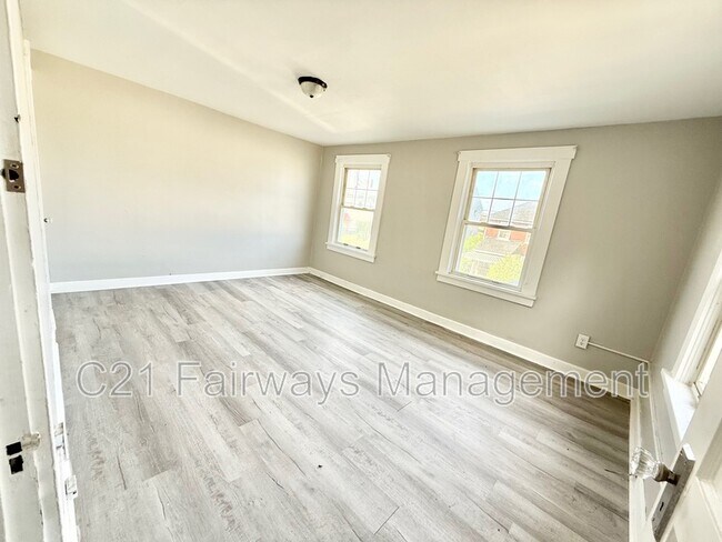 Building Photo - 927 Vankirk St