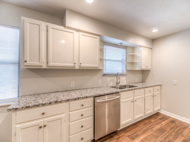 Building Photo - 17 Lakeside Ct