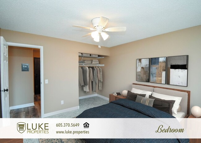 Building Photo - 405 S Sycamore Ave