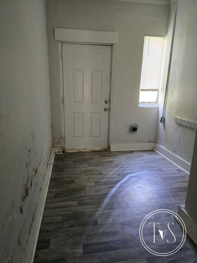 Building Photo - RATE DROP ALERT! (was $1945/month)