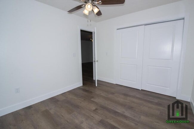 Building Photo - 303 Lion St