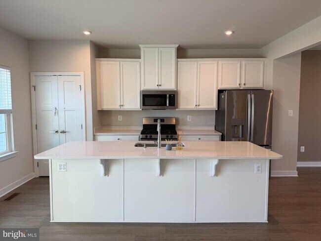 Building Photo - 927 Ericcson Ln